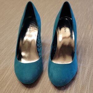 Tourqouise Suede Heels with Rounded Toe and Medium Heel